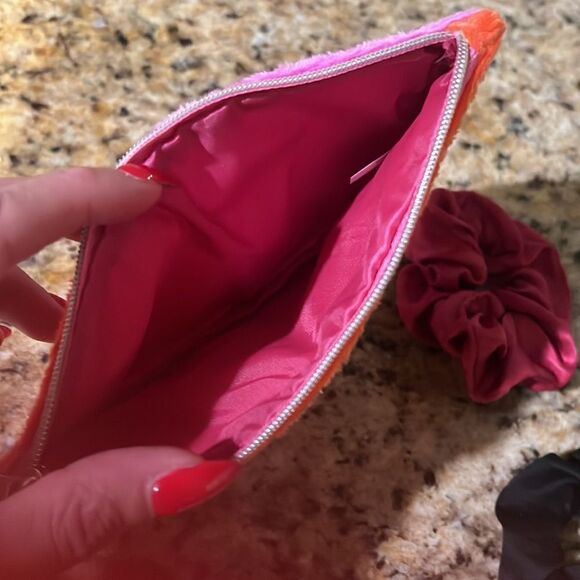 BRAND NEW 2 Hair Scrunchies and Makeup Case Small Makeup Case- Unused Hair Band - Picture 3 of 3